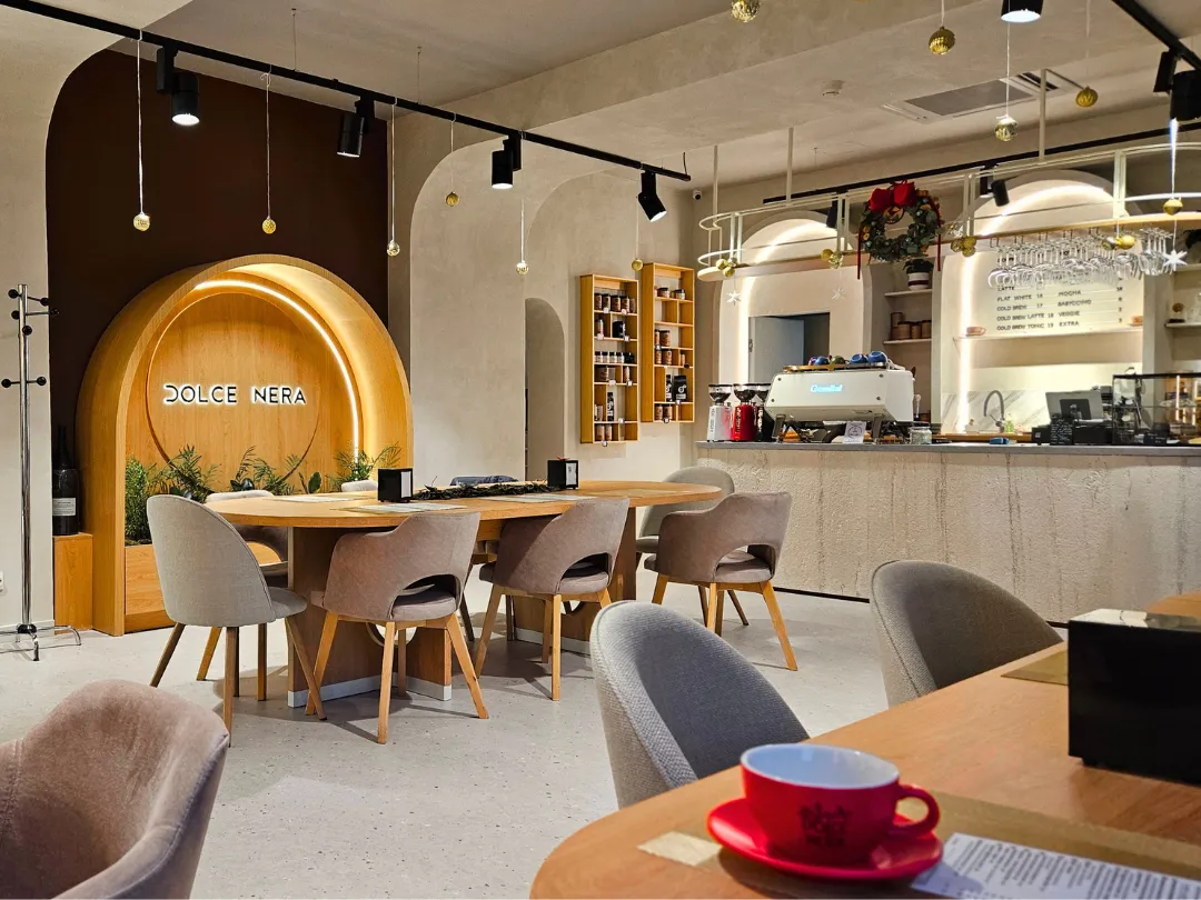 Interiorul intim și elegant al cafenelei Dolce Nera