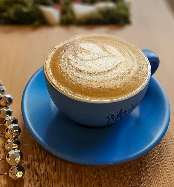 Cappuccino cu latte art în ceașca Dolce Nera