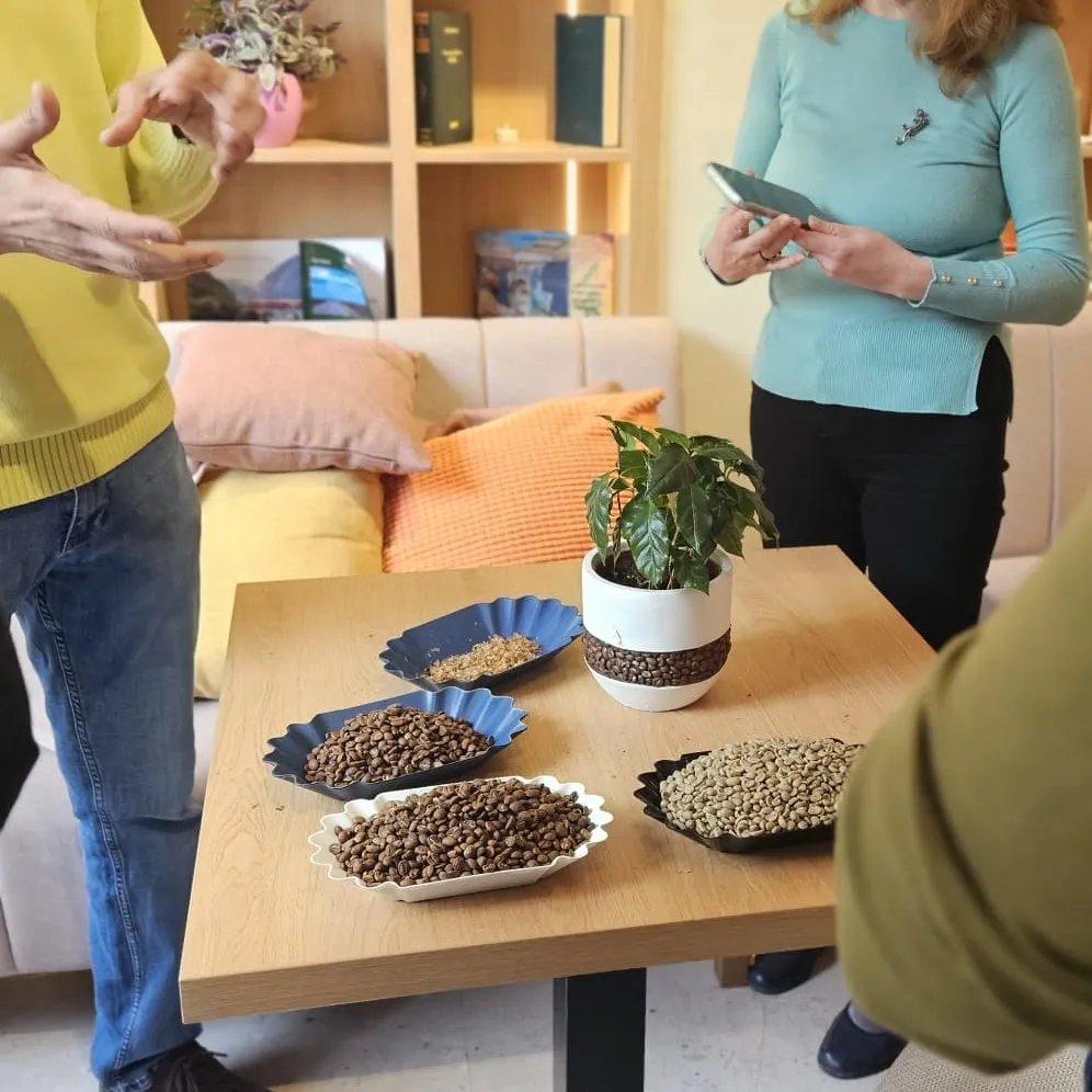 Atelier de cafea cu degustare de boabe verzi și prăjite