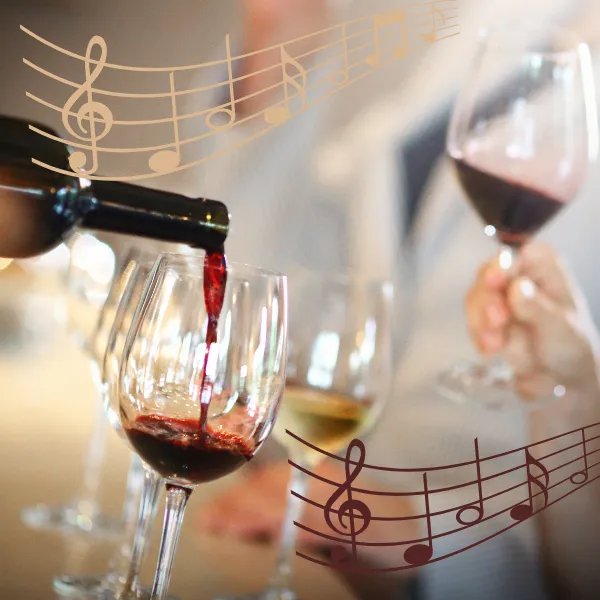 Vin turnat în pahare într-o seară cu muzică la Dolce Nera